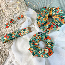 Load image into Gallery viewer, Botanic Bloom Wristlet
