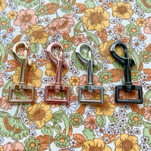 Load image into Gallery viewer, Dahlia Bloom Leash
